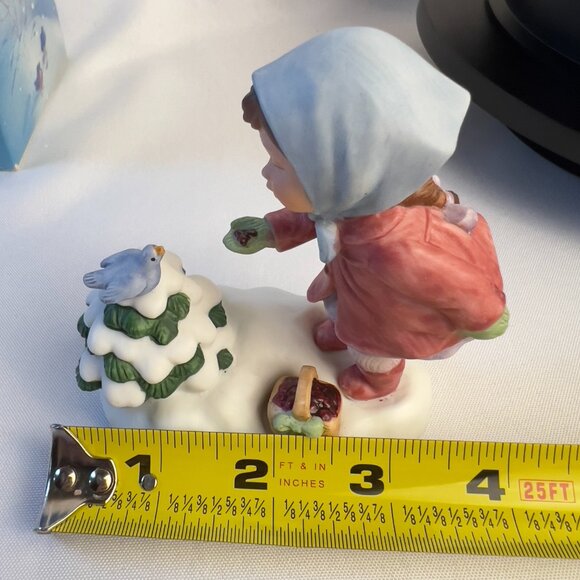 Avon “We Wish you a Merry Christmas” Vintage Musical Porcelain Figurine 1986 - Picture 10 of 11